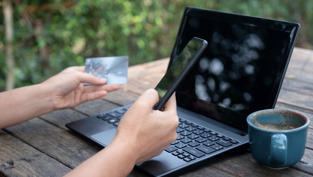 Jak nie paść ofiarą nieuczciwych sprzedawców online? Podejrzane sklepy internetowe na celowniku